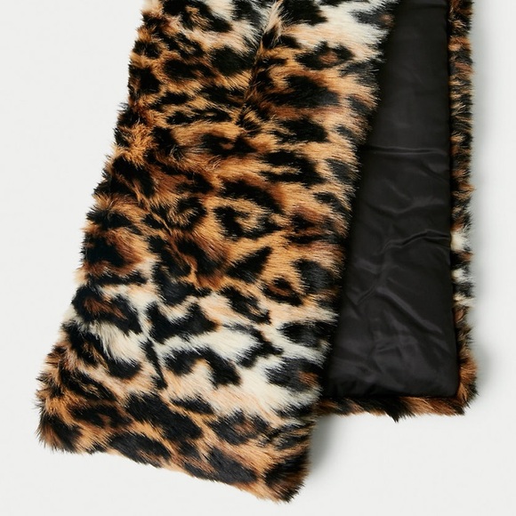 - ARITZIA Auxiliary Leopard Faux Fur Collar - Picture 4 of 5